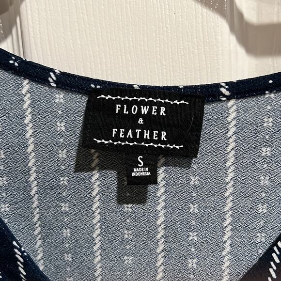 Flower & Feather Blouse Womens Small Blue White - Picture 6 of 14